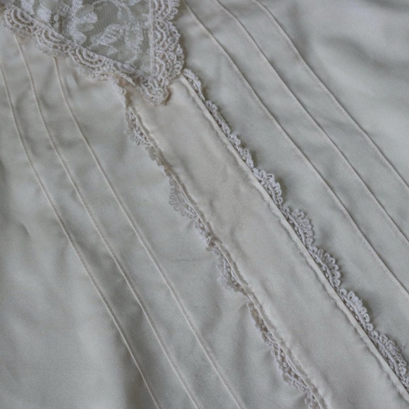 Beautiful cream victorian style blouse - Picture 4 of 8